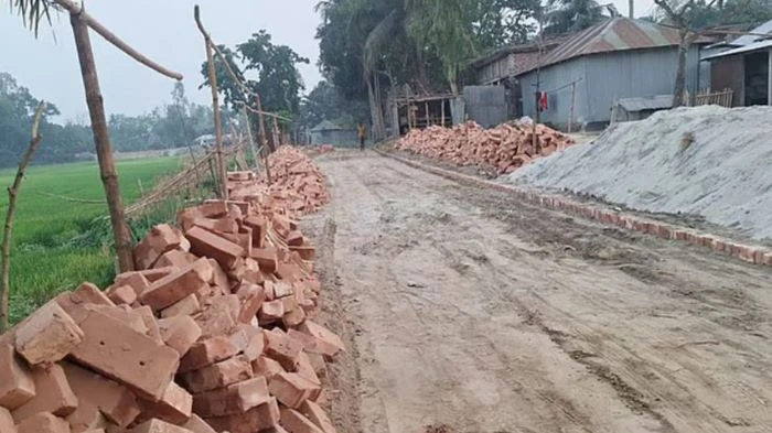 প্রধানমন্ত্রীর সফর শেষে সেই সড়কের ইট তুলে নেওয়া হলো!